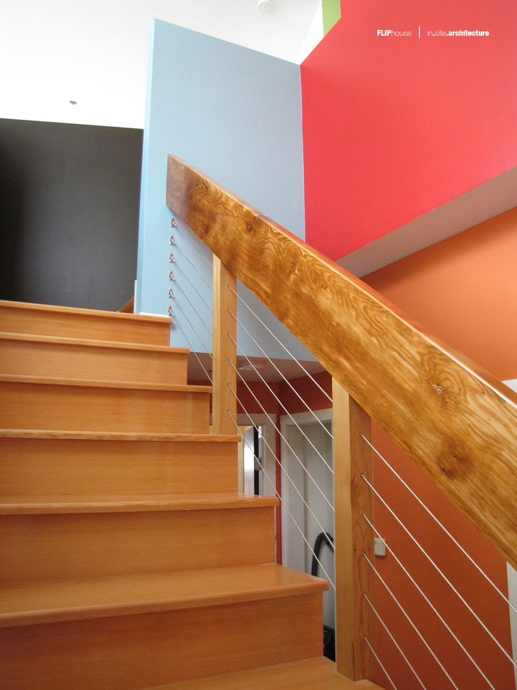Esempio di una scala a rampa dritta moderna di medie dimensioni con pedata in legno e alzata in legno