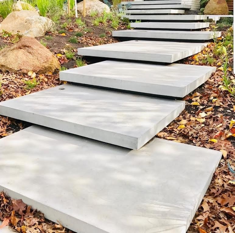 Imagen de escalera suspendida minimalista de tamaño medio con escalones de hormigón y contrahuellas de hormigón