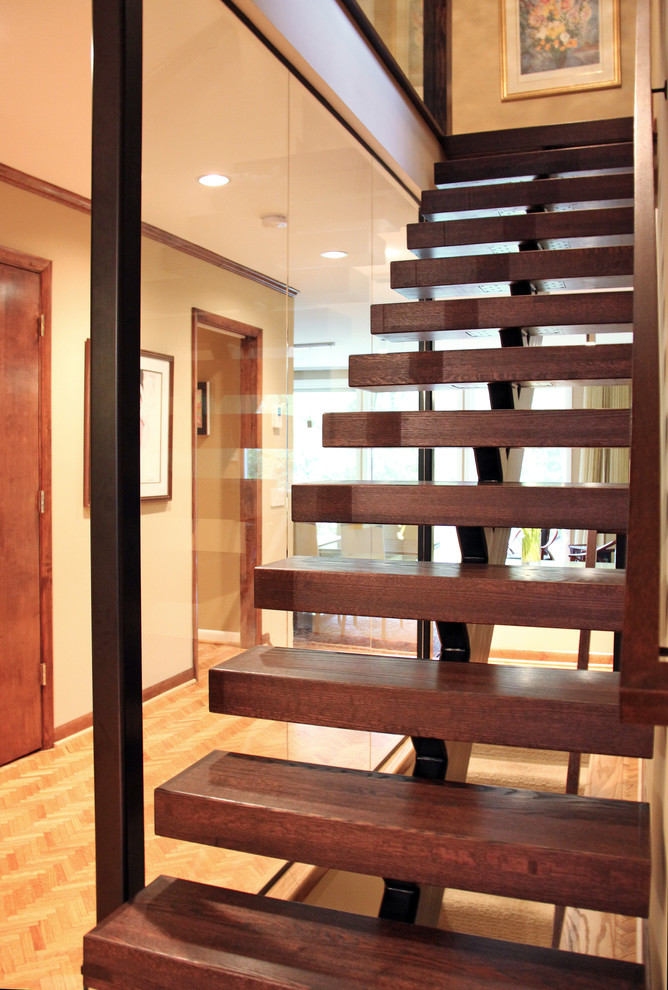 Идея дизайна: большая лестница на больцах в современном стиле с деревянными ступенями