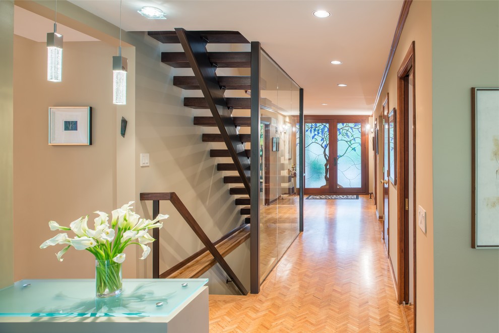 Cette image montre un grand escalier flottant design avec des marches en bois.