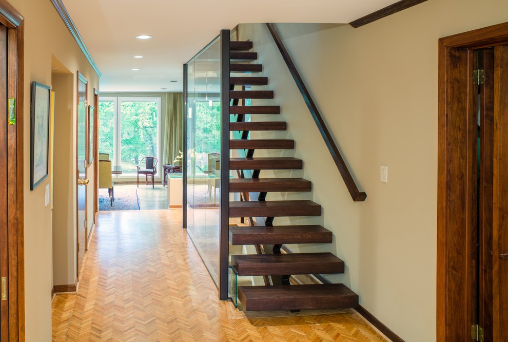 Idée de décoration pour un grand escalier flottant design avec des marches en bois.