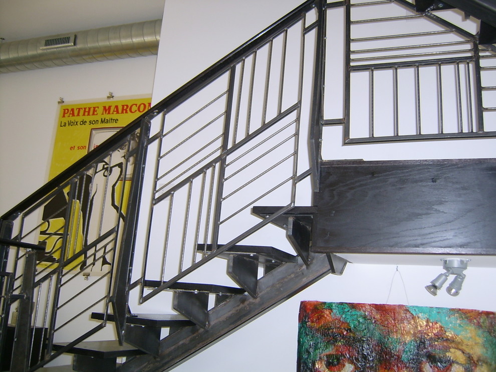 Идея дизайна: лестница на больцах в стиле фьюжн с деревянными ступенями без подступенок