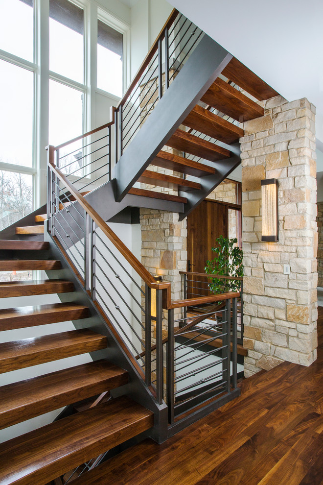 Imagen de escalera suspendida clásica renovada grande sin contrahuella con escalones de madera