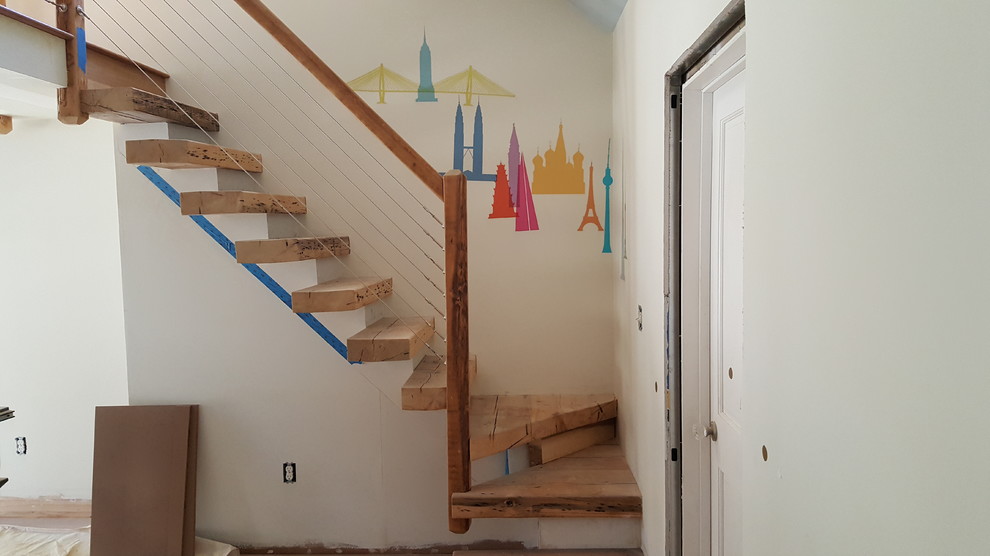 Идея дизайна: лестница на больцах в стиле кантри с деревянными ступенями