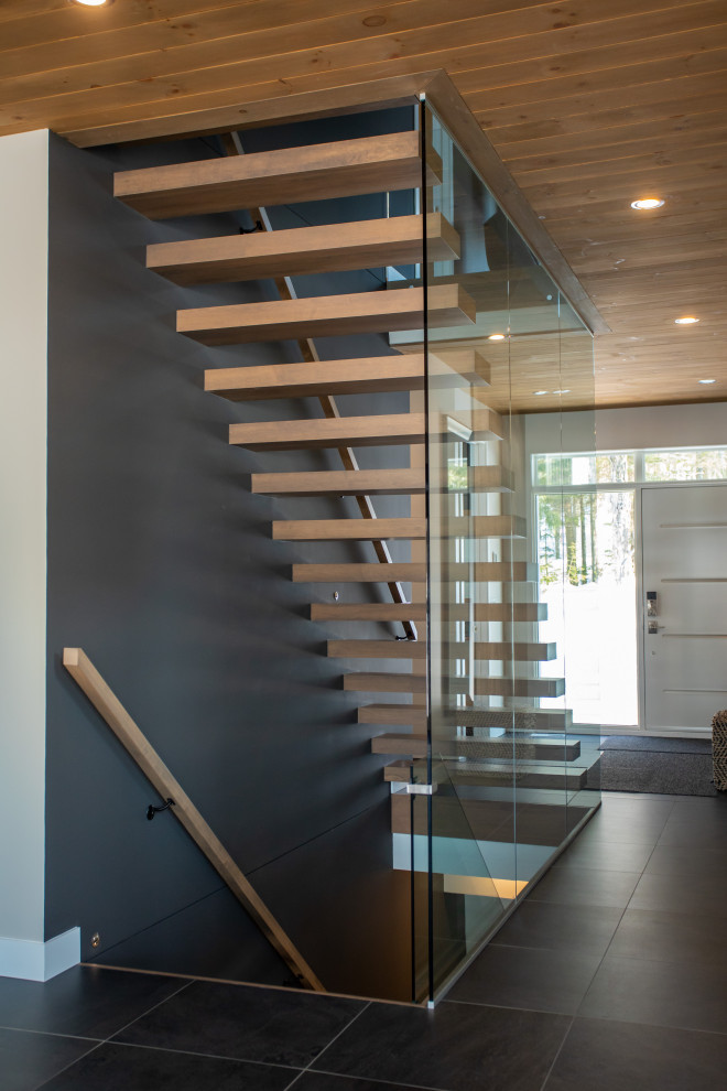 Gerade Moderne Treppe mit offenen Setzstufen in Montreal