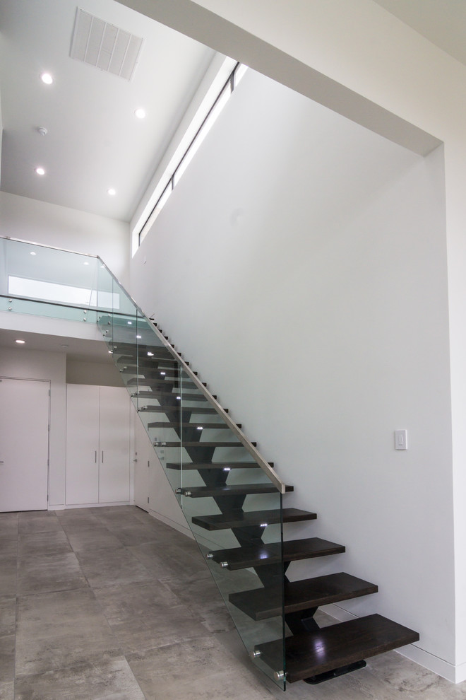 Schwebende Moderne Treppe mit gebeizten Holz-Treppenstufen und offenen Setzstufen in Dallas