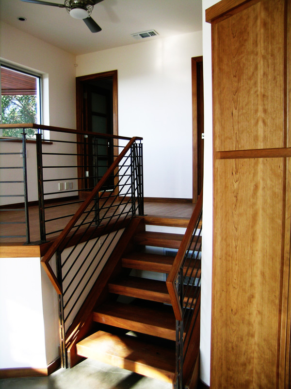 Exemple d'un grand escalier sans contremarche flottant tendance avec des marches en bois et un garde-corps en matériaux mixtes.