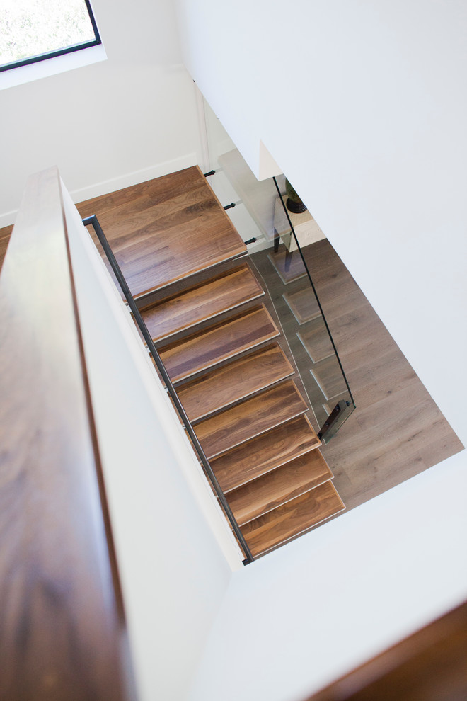 Aménagement d'un escalier sans contremarche flottant moderne avec des marches en métal.