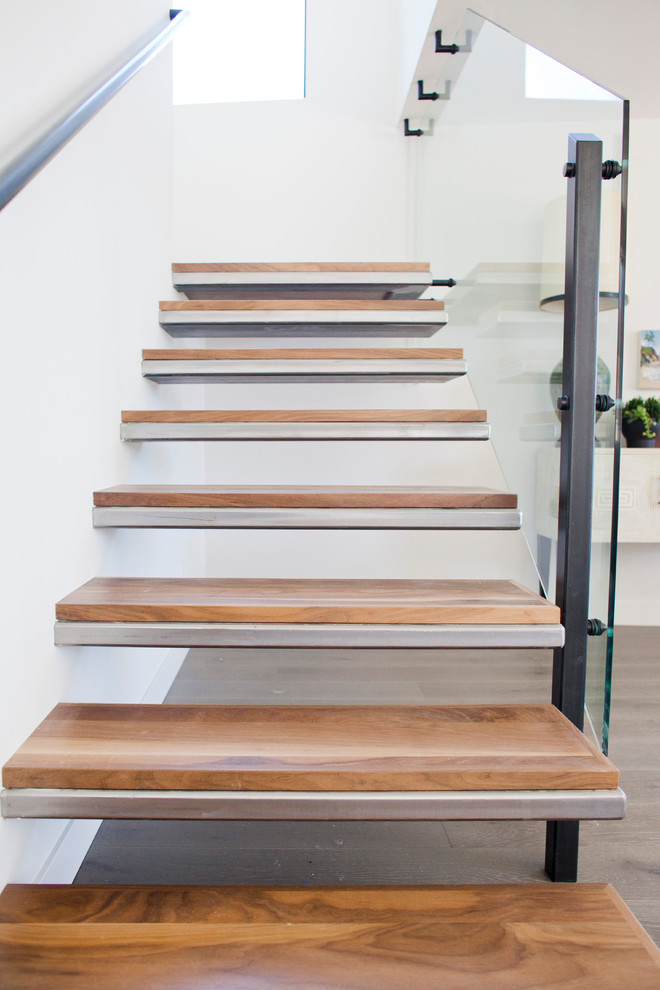 Стильный дизайн: лестница на больцах в стиле модернизм с металлическими ступенями без подступенок - последний тренд