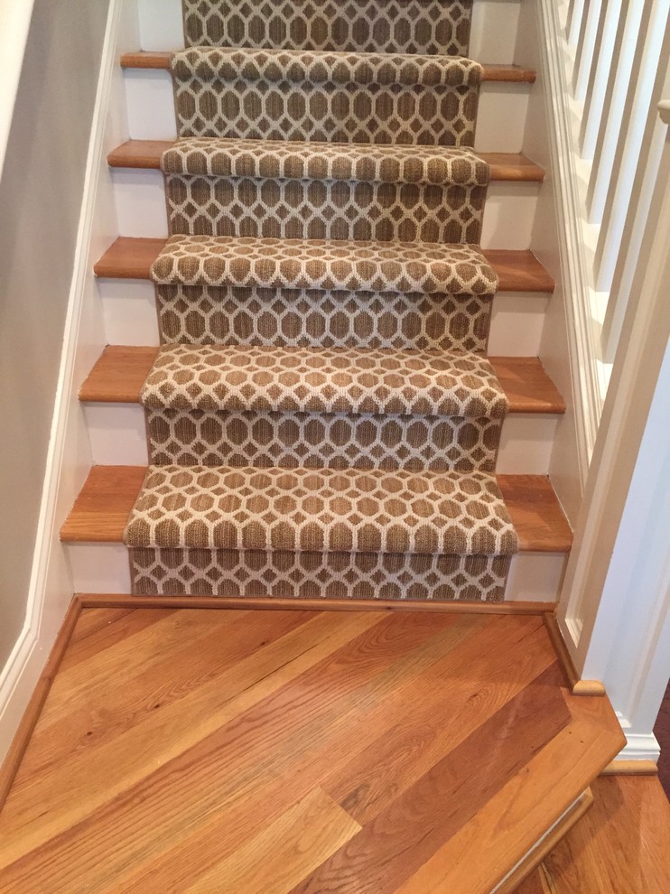 Foto de escalera recta clásica de tamaño medio con escalones de madera, contrahuellas de madera pintada y barandilla de madera