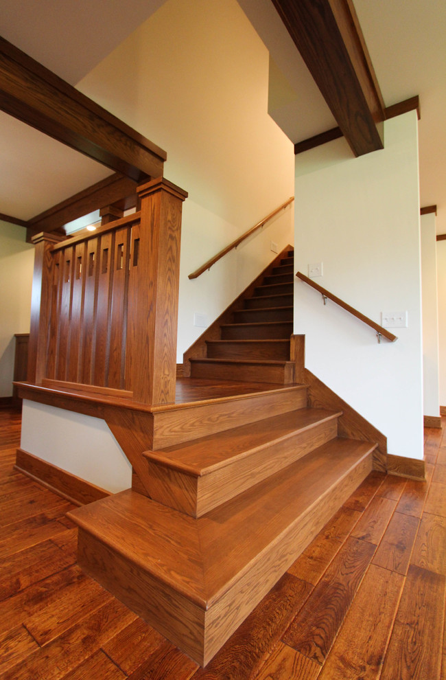 Foto de escalera en L de estilo americano con escalones de madera y contrahuellas de madera