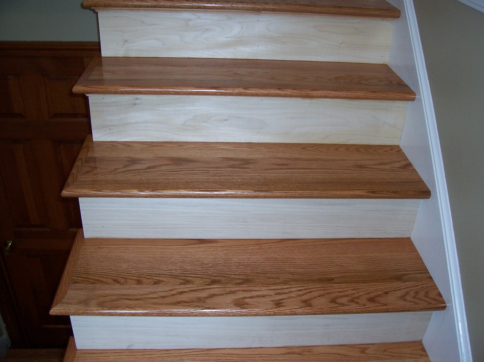 Immagine di una piccola scala a rampa dritta chic con pedata in legno e alzata in legno