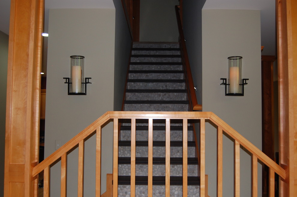 Стильный дизайн: прямая лестница среднего размера в стиле фьюжн с деревянными ступенями и подступенками из плитки - последний тренд
