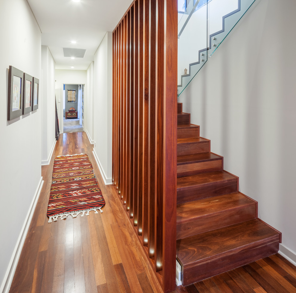 Источник вдохновения для домашнего уюта: п-образная деревянная лестница среднего размера в современном стиле с деревянными ступенями