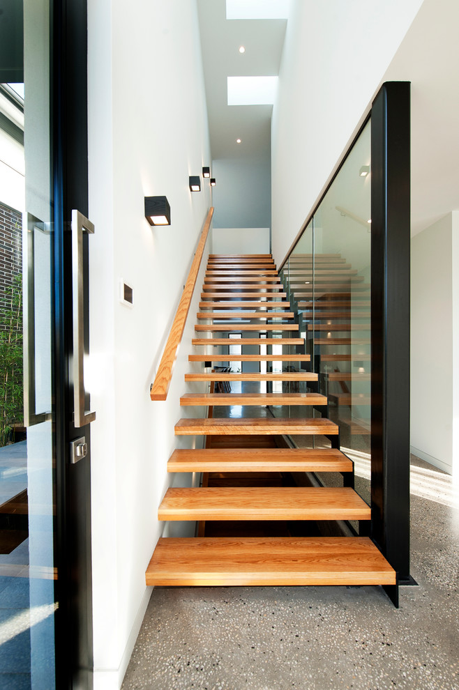 Exemple d'un escalier sans contremarche droit tendance de taille moyenne avec des marches en bois.