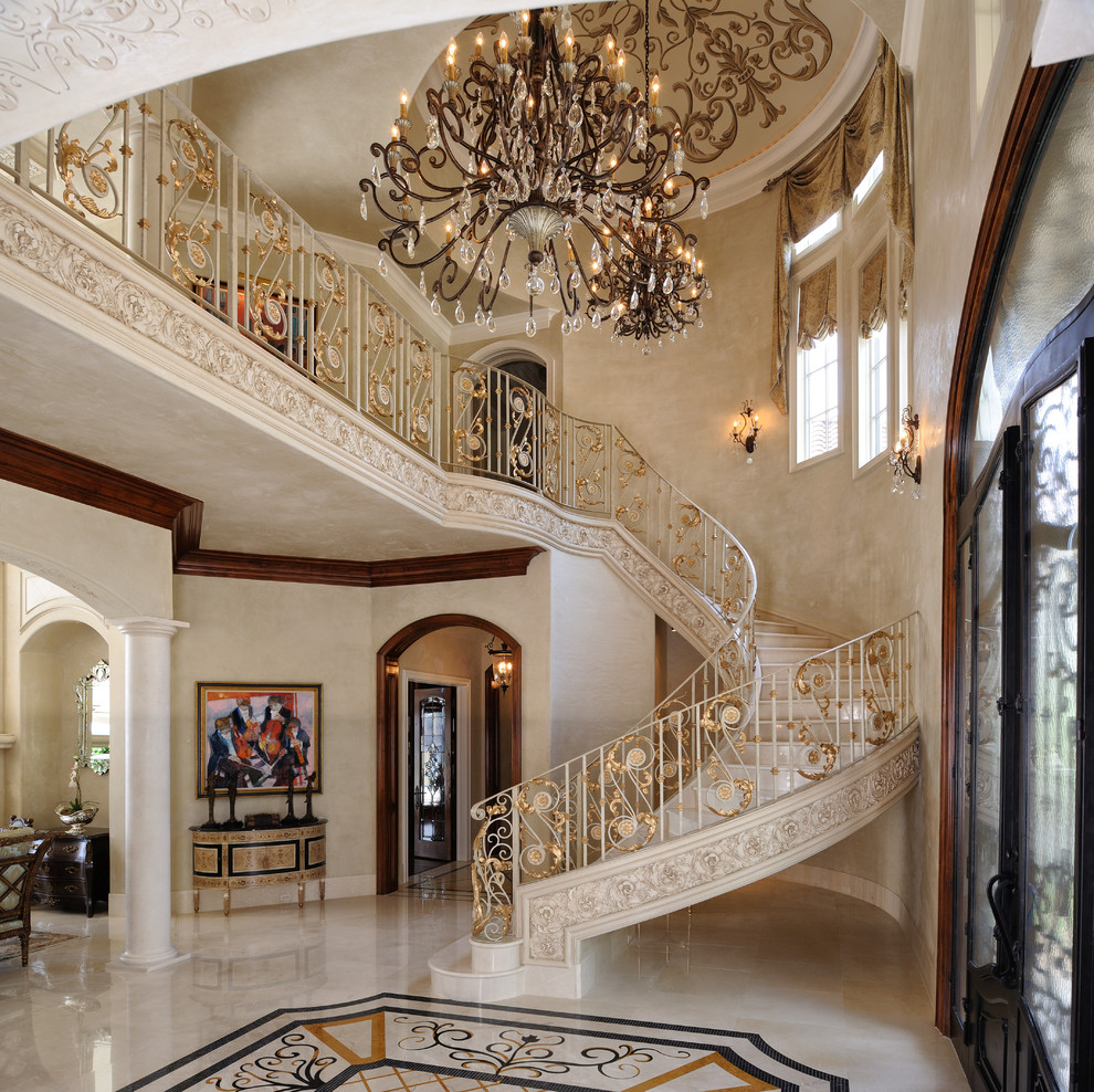 Источник вдохновения для домашнего уюта: изогнутая лестница в средиземноморском стиле с перилами из смешанных материалов