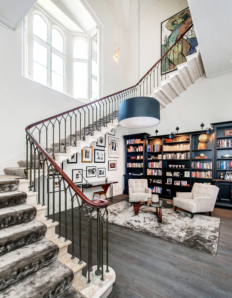 Источник вдохновения для домашнего уюта: огромная п-образная лестница в стиле фьюжн с перилами из смешанных материалов