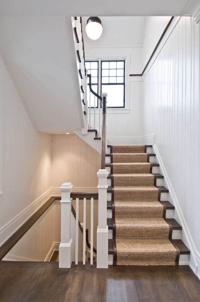 Aménagement d'un escalier peint classique en U avec des marches en bois.