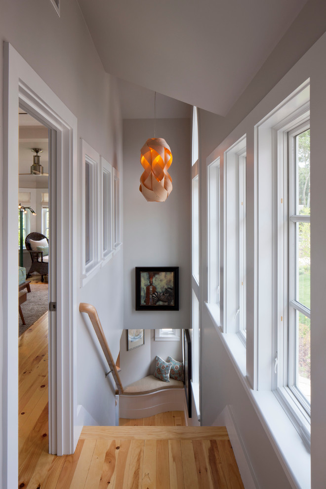 Aménagement d'un escalier contemporain en L de taille moyenne avec des marches en bois et un garde-corps en bois.