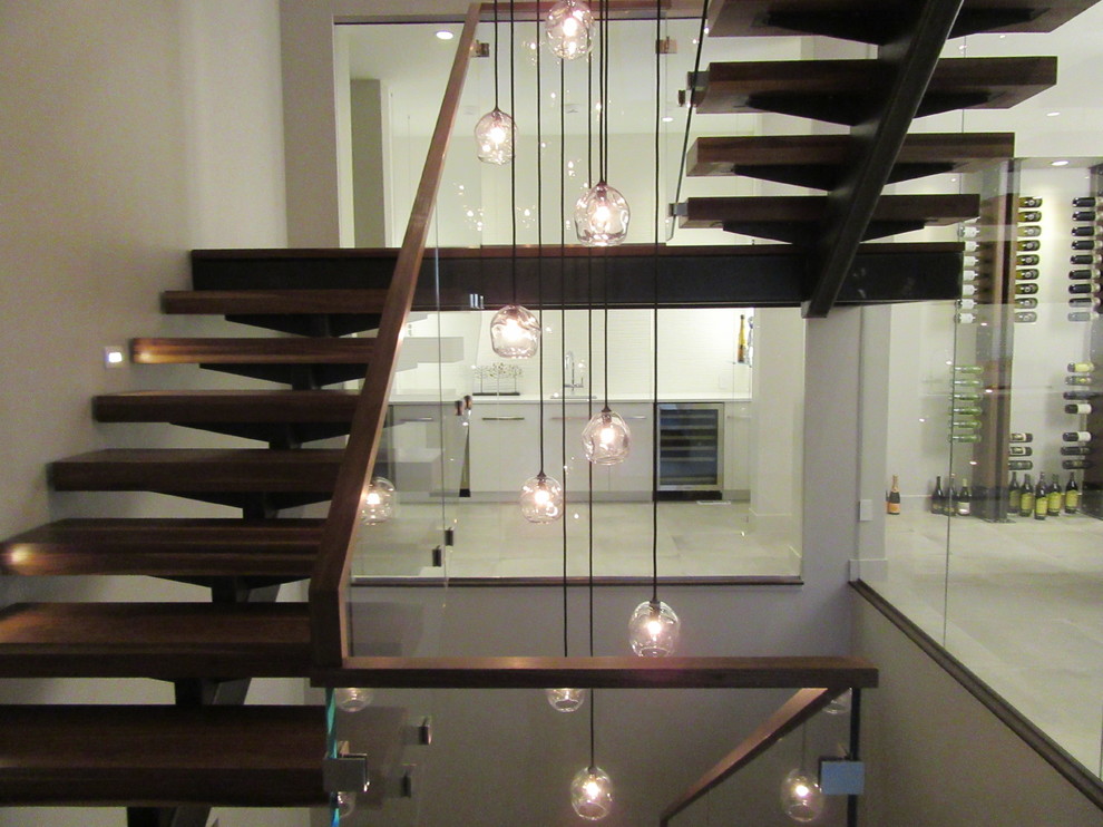 Modelo de escalera en U minimalista extra grande sin contrahuella con escalones de madera y barandilla de varios materiales