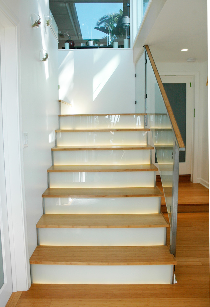 Réalisation d'un escalier design en L de taille moyenne avec des marches en bois et des contremarches en verre.