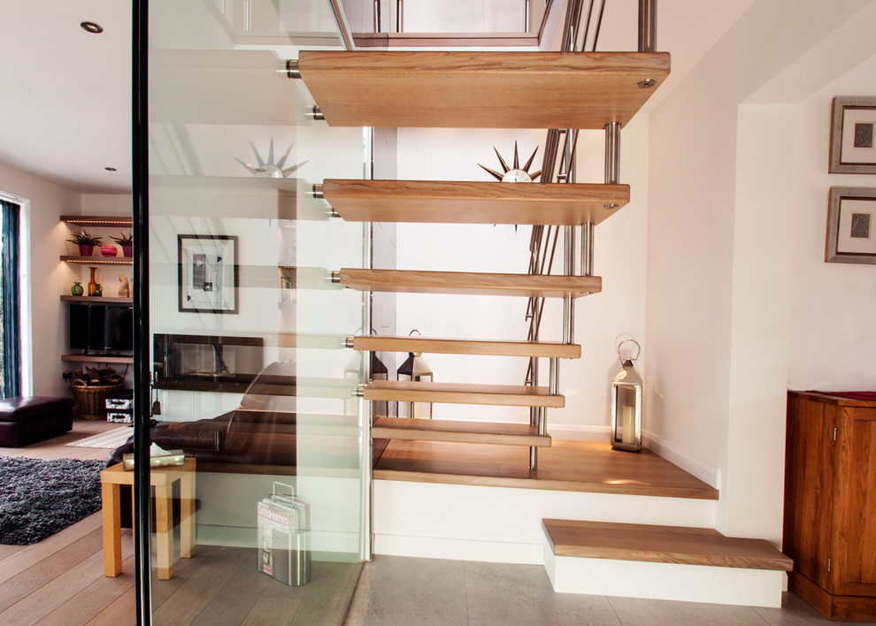 Свежая идея для дизайна: прямая деревянная лестница среднего размера в стиле модернизм с деревянными ступенями и перилами из смешанных материалов - отличное фото интерьера