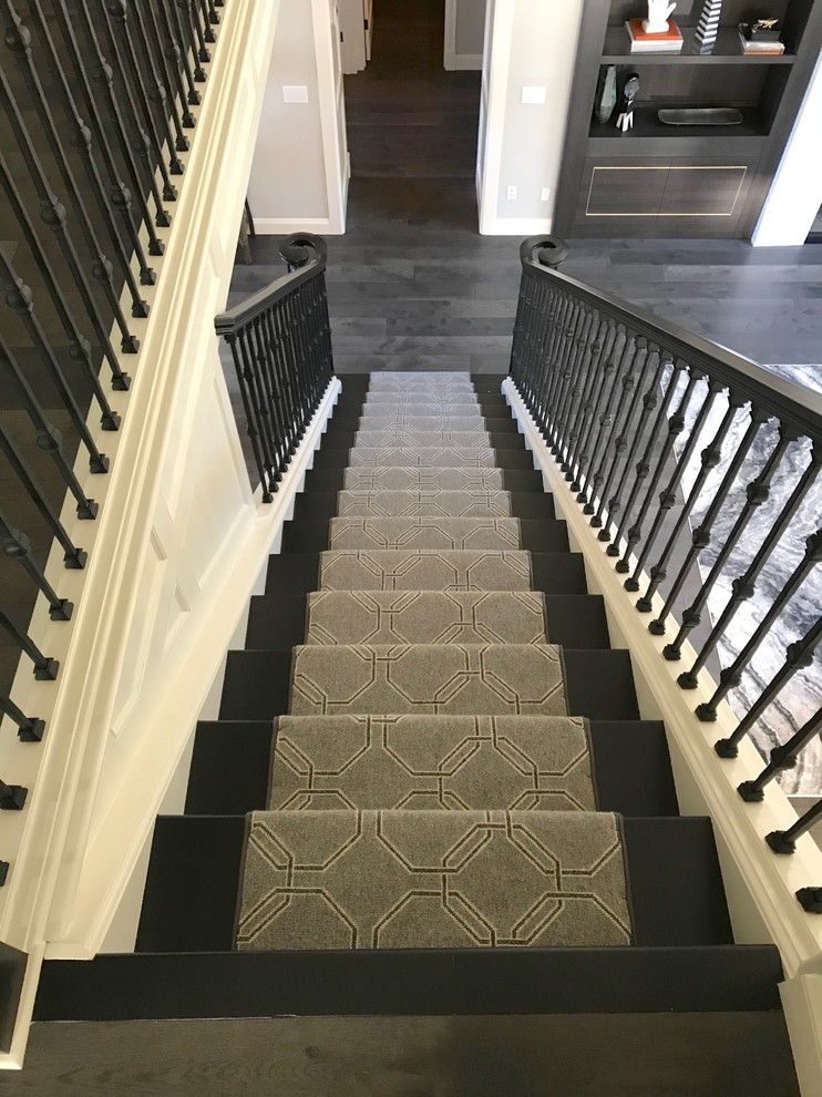 ポートランドにある高級な中くらいなコンテンポラリースタイルのおしゃれな直階段 (カーペット張りの蹴込み板、混合材の手すり) の写真