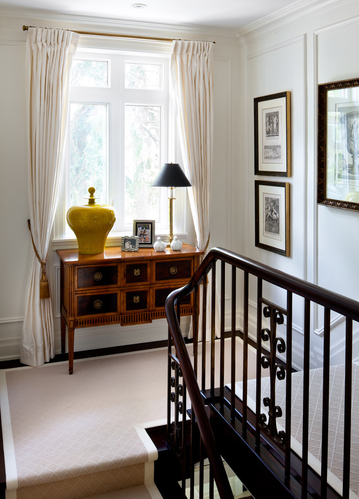 Diseño de escalera clásica con escalones de madera y contrahuellas de madera