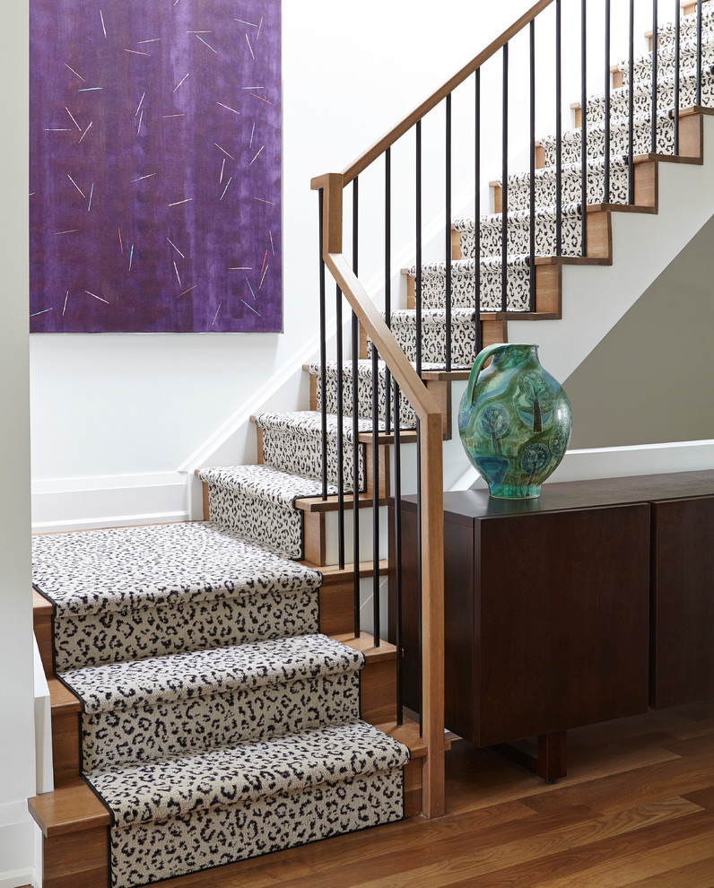 Imagen de escalera en L ecléctica de tamaño medio con escalones de madera, contrahuellas de madera y barandilla de metal