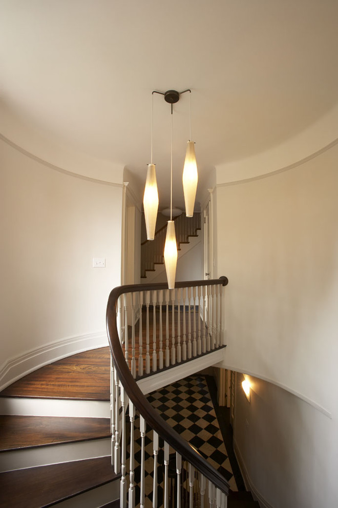 Источник вдохновения для домашнего уюта: изогнутая лестница среднего размера в современном стиле с деревянными ступенями и крашенными деревянными подступенками