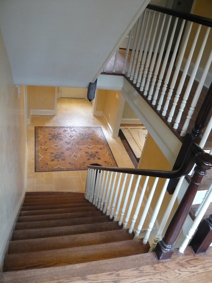 Imagen de escalera en U tradicional grande con escalones de madera y contrahuellas de madera