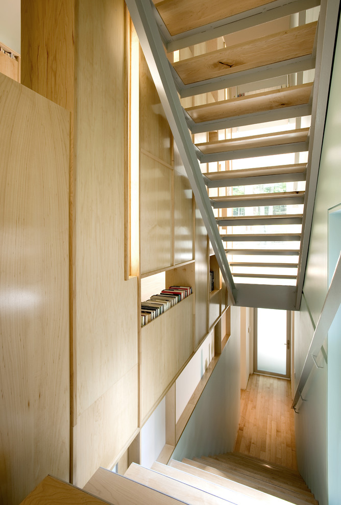 Foto de escalera recta contemporánea sin contrahuella con escalones de madera