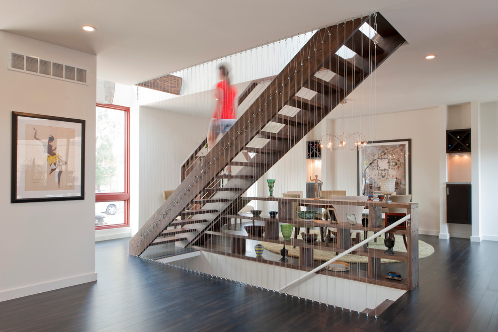 Ejemplo de escalera recta contemporánea sin contrahuella con escalones de madera y barandilla de cable