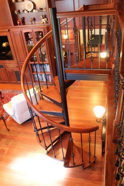 Идея дизайна: маленькая винтовая лестница в классическом стиле с деревянными ступенями без подступенок для на участке и в саду