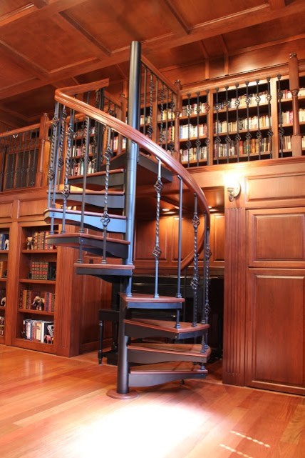 Aménagement d'un petit escalier sans contremarche hélicoïdal classique avec des marches en bois.