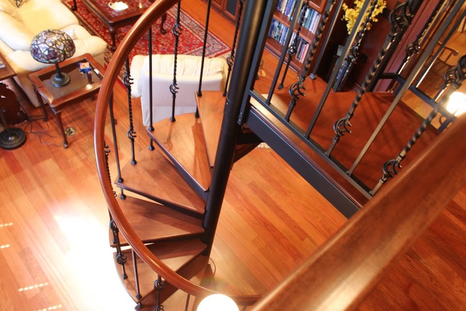 Imagen de escalera de caracol tradicional pequeña sin contrahuella con escalones de madera