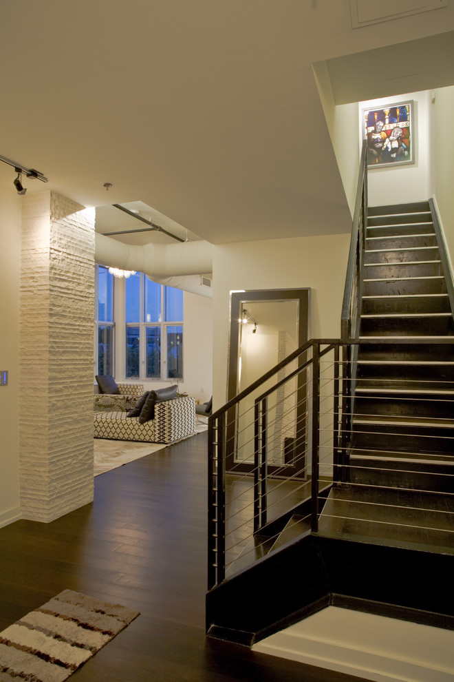 Стильный дизайн: лестница в современном стиле с перилами из тросов - последний тренд