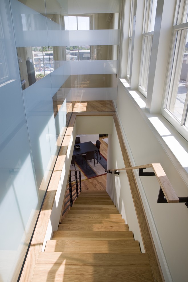 Aménagement d'un escalier droit moderne avec des marches en bois.