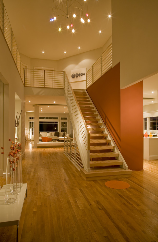 Cette image montre un escalier sans contremarche droit design avec des marches en bois.
