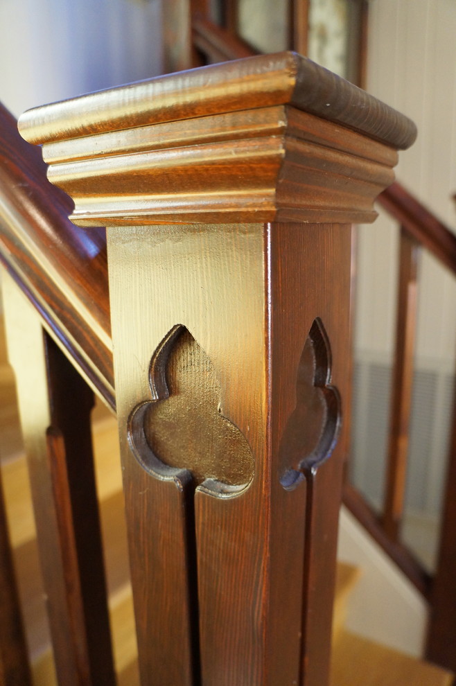Пример оригинального дизайна: п-образная деревянная лестница в классическом стиле с деревянными ступенями