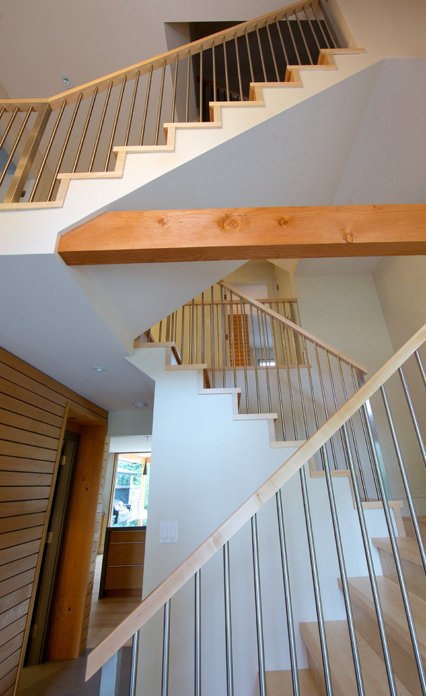 Imagen de escalera en L contemporánea grande con escalones de madera y contrahuellas de madera