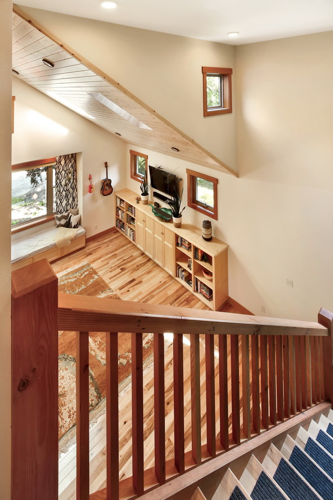 Diseño de escalera recta de estilo americano con escalones de madera, contrahuellas de madera y barandilla de madera