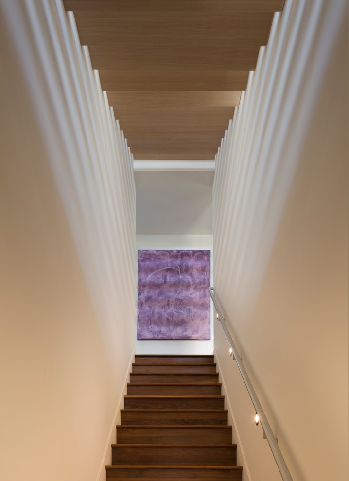 Imagen de escalera recta contemporánea con escalones de madera y contrahuellas de madera