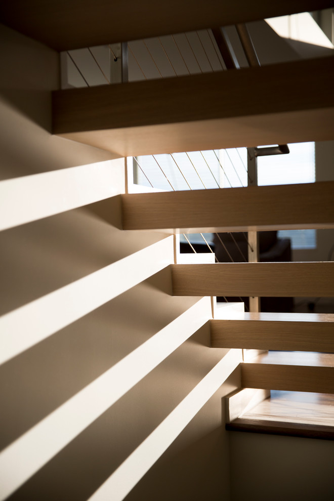 Foto de escalera suspendida contemporánea sin contrahuella con escalones de madera