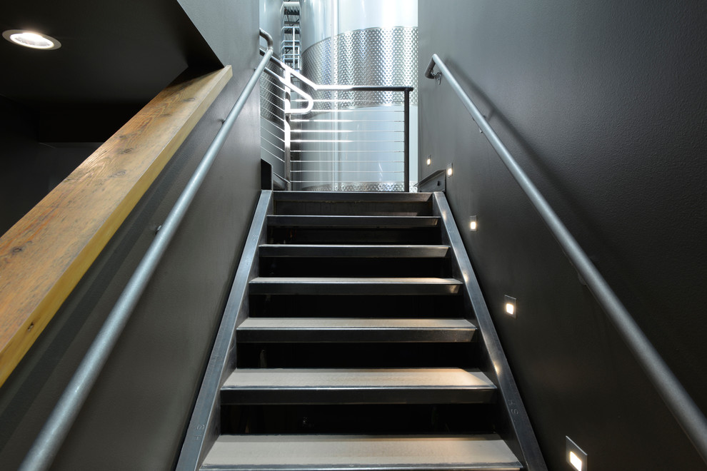 Réalisation d'un escalier sans contremarche design de taille moyenne avec un garde-corps en métal.