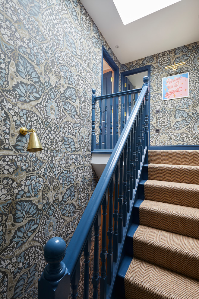Свежая идея для дизайна: лестница в классическом стиле с ступенями с ковровым покрытием, ковровыми подступенками и деревянными перилами - отличное фото интерьера