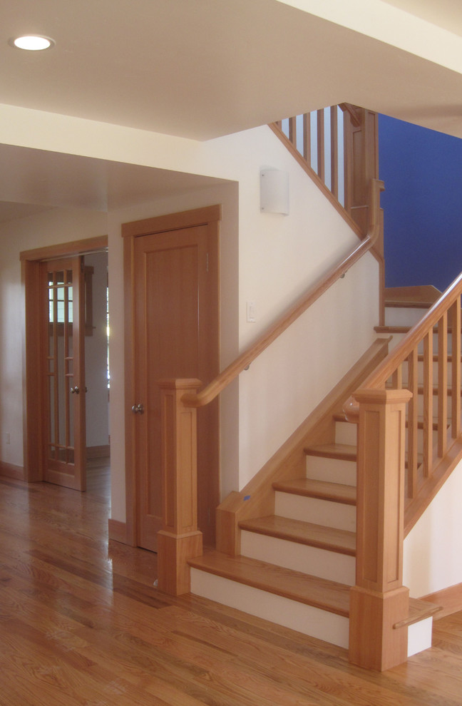 Foto de escalera en U clásica de tamaño medio con escalones de madera y contrahuellas de madera pintada