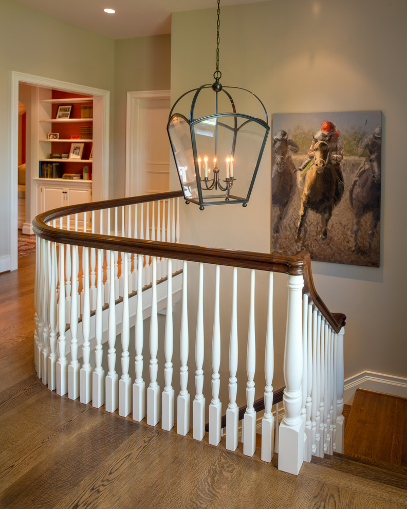 Пример оригинального дизайна: большая п-образная деревянная лестница в классическом стиле с деревянными ступенями
