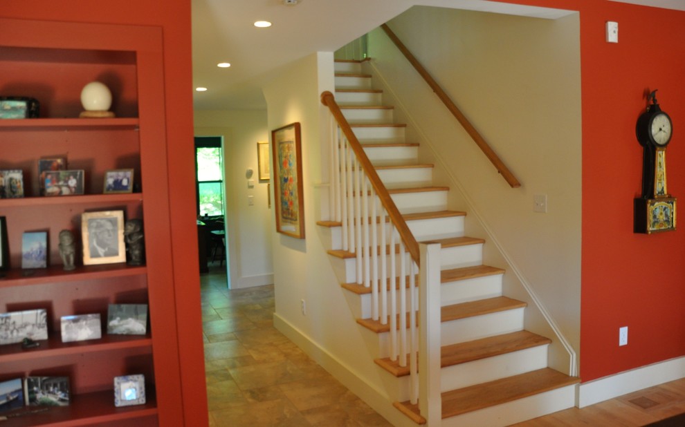 Diseño de escalera recta de estilo de casa de campo de tamaño medio con escalones de madera y contrahuellas de madera pintada