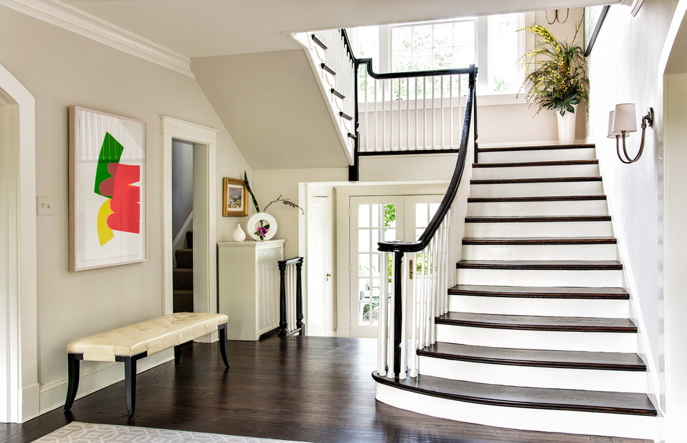 Свежая идея для дизайна: п-образная лестница в стиле неоклассика (современная классика) с деревянными ступенями, крашенными деревянными подступенками и деревянными перилами - отличное фото интерьера